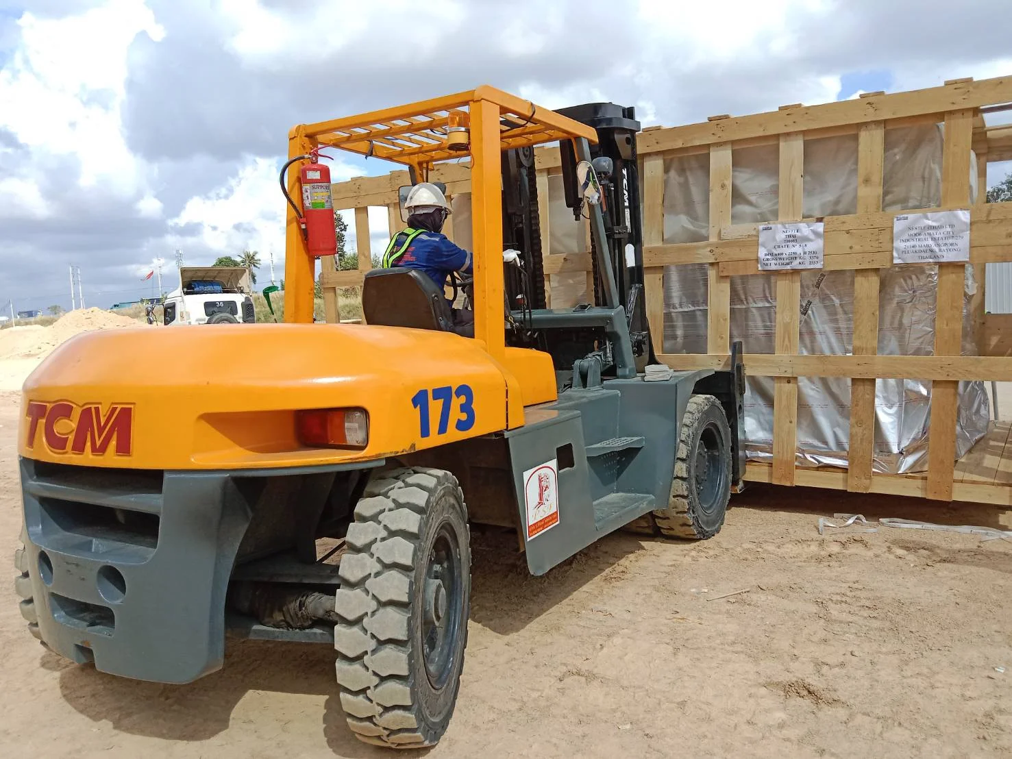 real-forklift-rental-chonburi-warehouse-loading.jpg