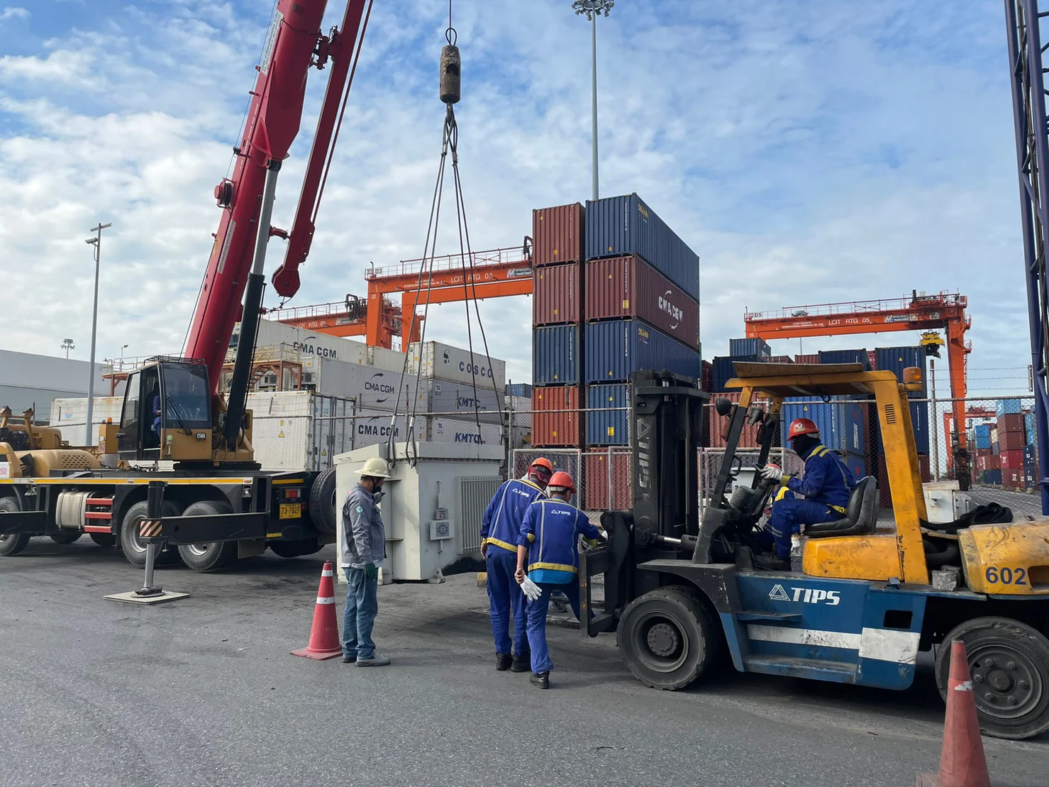 real-crane-rental-rayong-machine-lifting.jpg