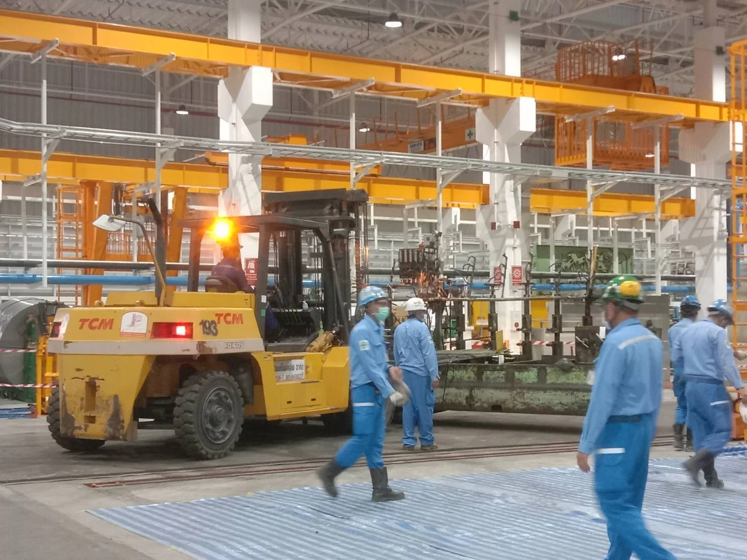 real-crane-rental-rayong-machine-lifting.jpg